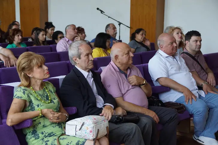 Водещи специалисти извършиха безплатни прегледи и участваха в конференция в Левски