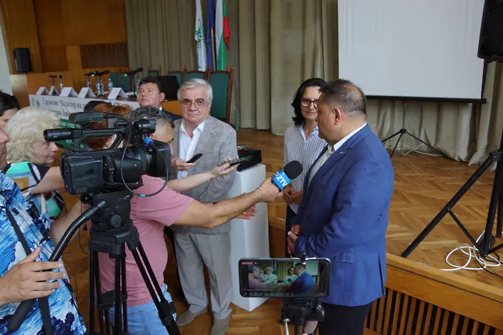 Водещи специалисти извършиха безплатни прегледи и участваха в конференция в Левски