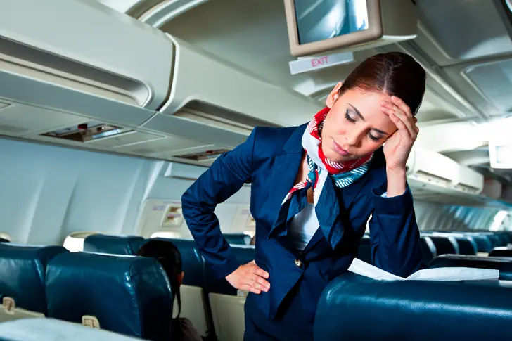 Жена заби ноктите си и ухапа стюардеса на борда на самолет