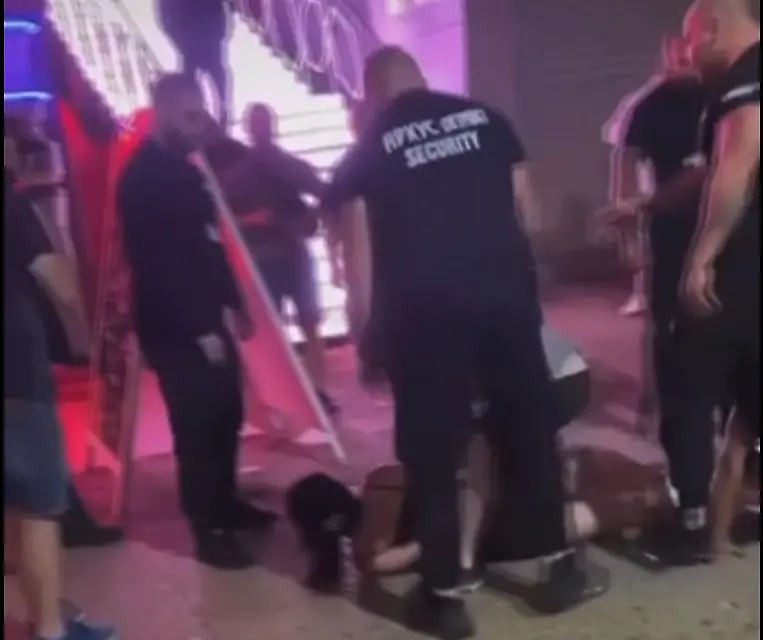 Частни гардове “неутрализират” жена в Слънчев бряг: Белезници, ритници в главата и публично унижение