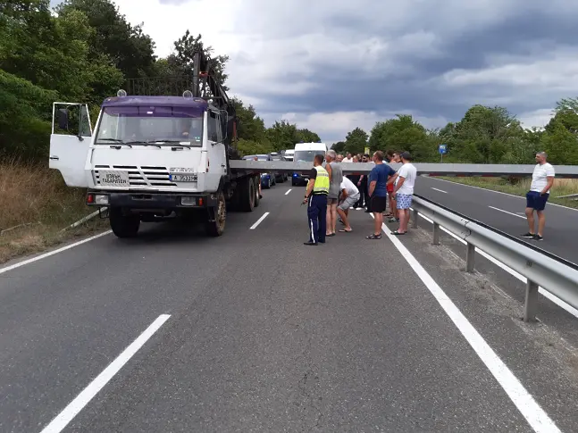 Кран блокира пътя Бургас - Созопол