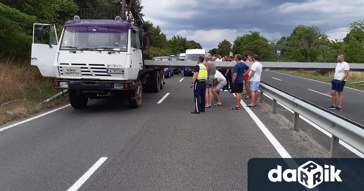 Нелеп инцидент затвори пътят Бургас Созопол днес съобщиха от полицията