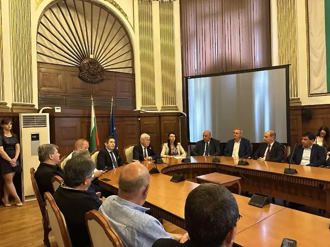 Кметът на община Мездра получи от министъра на земеделието договор за изпълнение на проект за създаване на Местна инициативна група