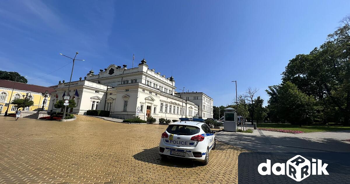 Изключително засилено полицейско присъствие и множество затворени улици усложниха сутрешния