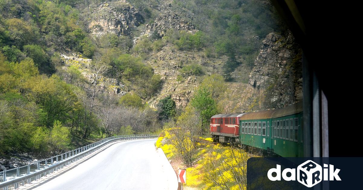 Български държавни железници спира част от редовните влакове по най-високата