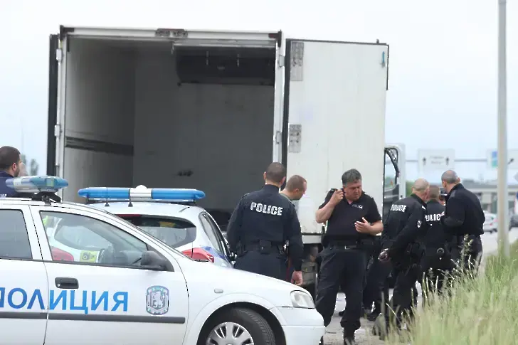 „Бити са с тръби“: Задържаха камион с 90 нелегални мигранти на магистрала “Тракия”