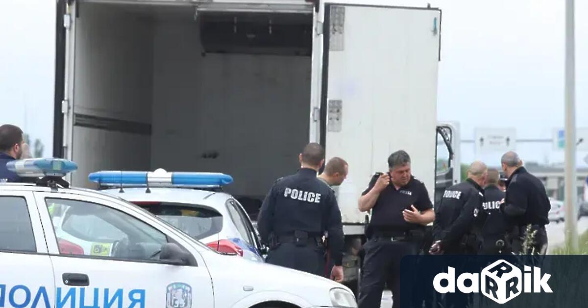Хванаха камион със 70 нелегални мигранти на магистрала Тракия. Това