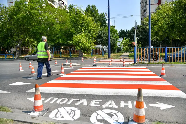 Пешеходните пътеки в Пазарджик отново стават двуцветни