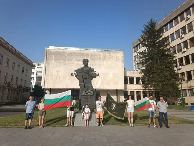 Цветя пред паметника на Васил Левски в Плевен бяха поднесени преди началото на Националният поход „По стъпките на Апостола” 