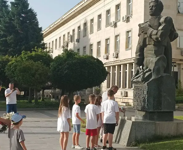 Цветя пред паметника на Васил Левски в Плевен бяха поднесени преди началото на Националният поход „По стъпките на Апостола” 