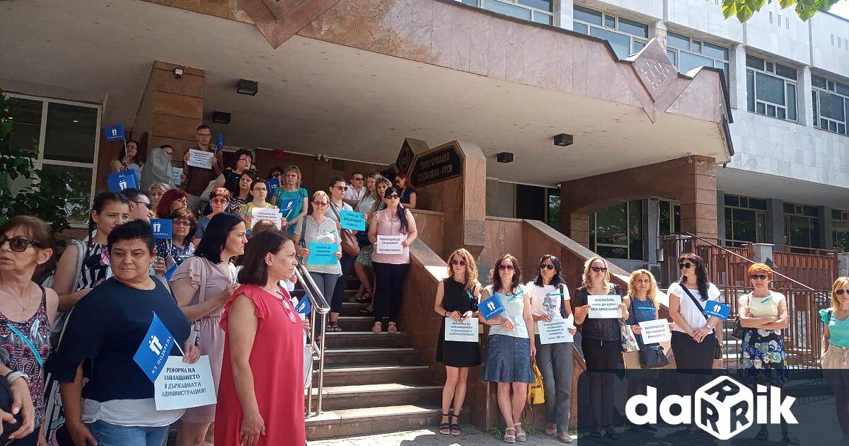 Служителина Националния осигурителен институт в Русе излязоха на символичен протест