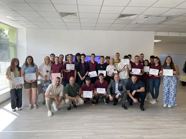 Кметът на Враца връчи сертификати на млади математици от Враца, които стажуваха в 
