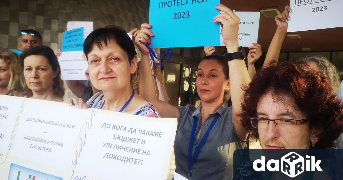 Служители на Националния статистически институт в Бургас излязоха на протест