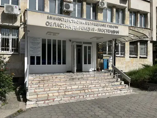 Счупиха стъкло на входна врата на магазин за строителни материали в Кюстендил