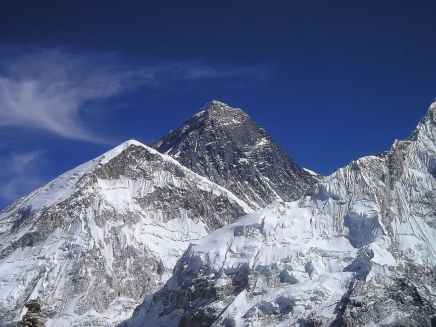 Петчленно семейство загина, след като хеликоптер се разби край Еверест 