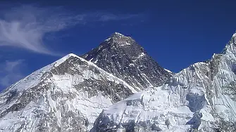 Петчленно семейство загина, след като хеликоптер се разби край Еверест 