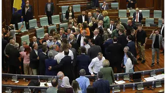 Бой между управляващи и опозиция в косовския парламент, нападнаха Курти (видео) 
