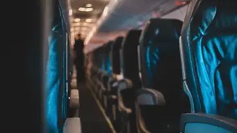 Пътник в самолет принуди екипажа да кацне принудително заради липсваща храна 
