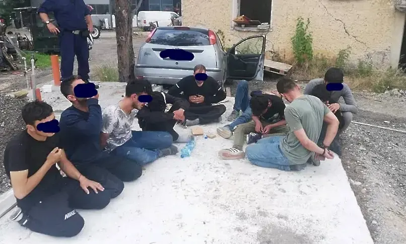 40 нелегални мигранти са открити в склад до София