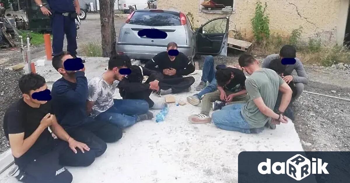40 нелегални мигранти са открити в склад до София научи