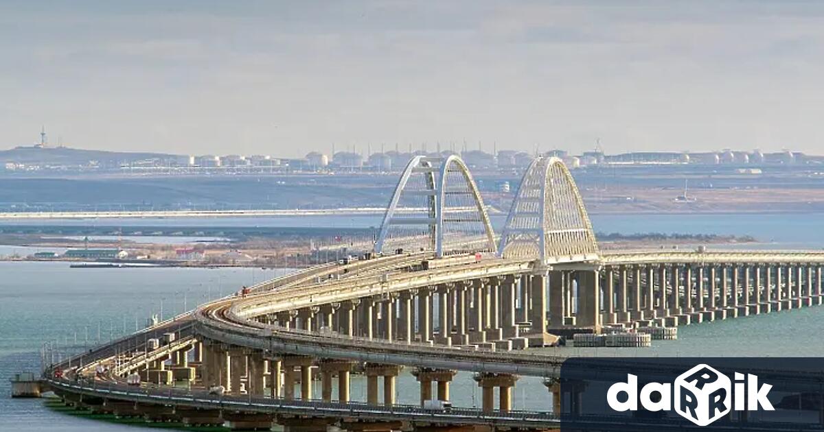 Кримският мост бе временно затворен за движение късно в четвъртък