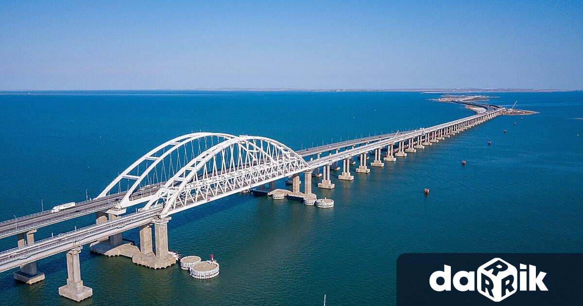 Движението по построения от Русия мост, свързващ Кримския полуостров с