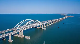 Движението по Кримския мост е спряно поради извънредна ситуация