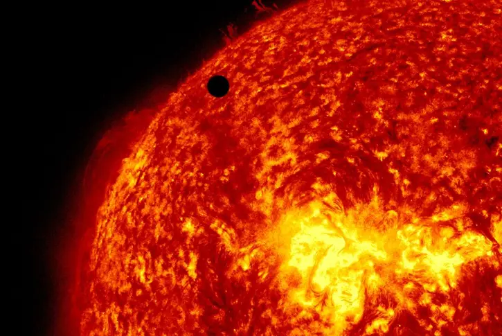 Учени предупреждават за мощни слънчеви изригвания в понеделник