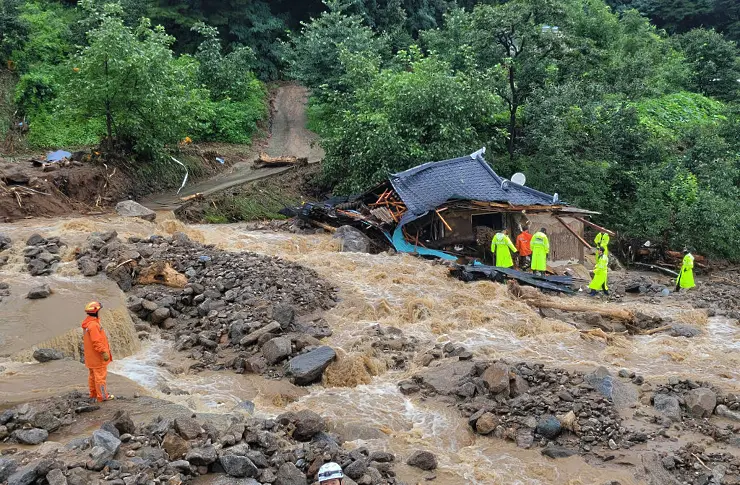 Най-малко 32 жертви на наводнения и свлачища в Южна Корея (видео и снимки)