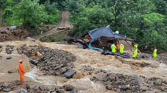 Най-малко 32 жертви на наводнения и свлачища в Южна Корея (видео и снимки)
