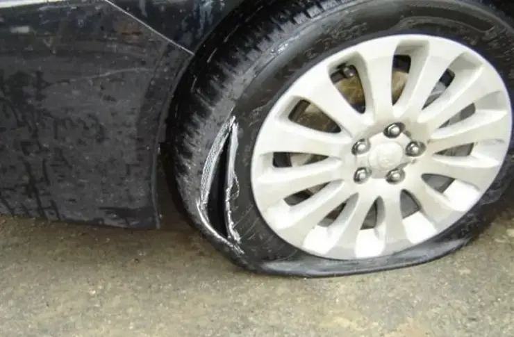 Психично болен спука гумите на 18 коли