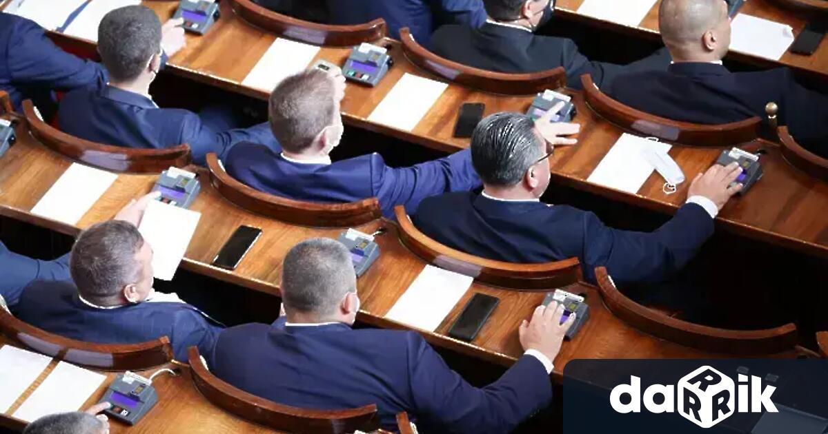 Депутатите приеха окончателно промени в Закона за българските лични документи.Според