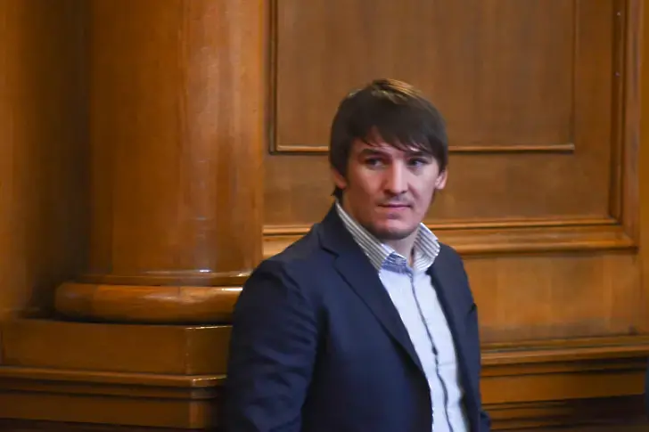 Обвиненият за блудство с дете депутат Даниел Александров се отказа от имунитета си