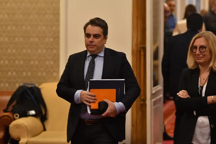 Асен Василев: Бюджет 2023 не затяга коланите и не орязва социалните разходи