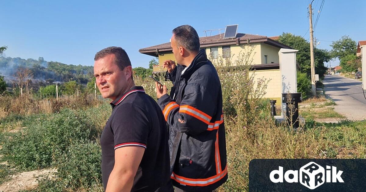 Ситуацията все още е динамична В момента пожарникарите правят просека