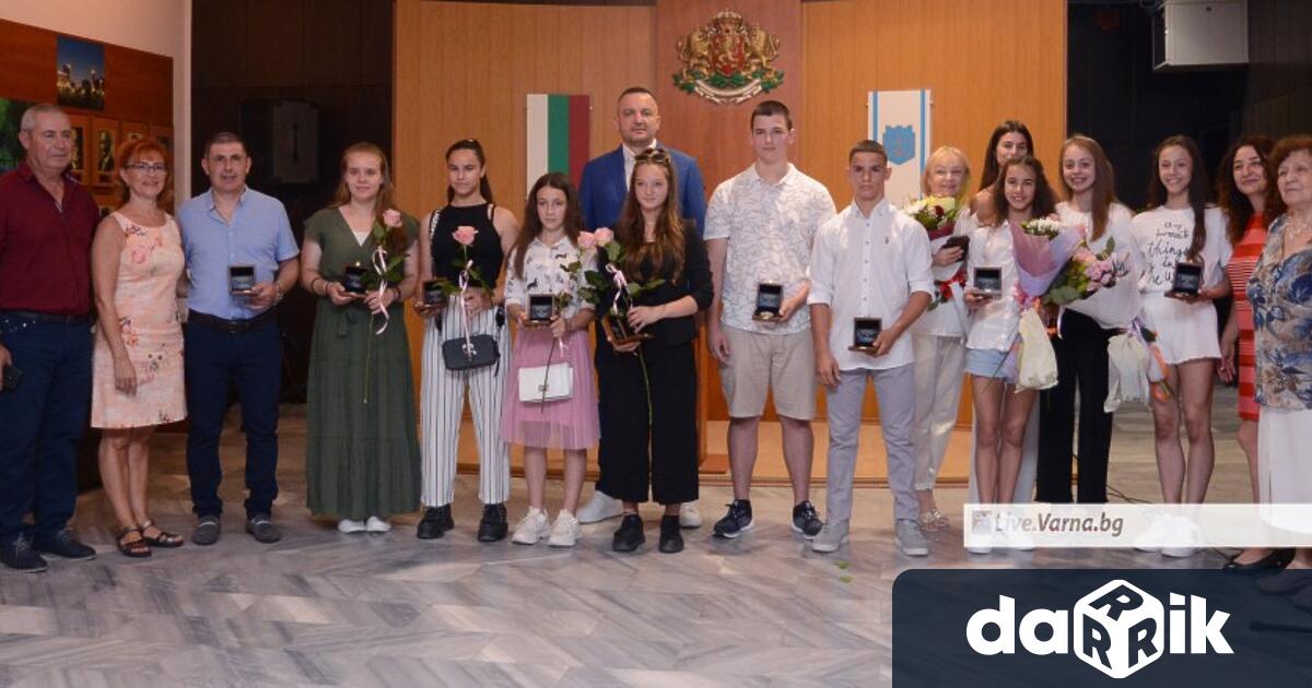 Кметът на Варна Иван Портних награди млади спортни надежди на