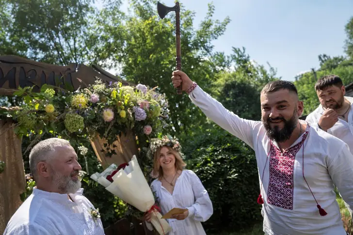 Украинска двойка доброволци от армията се венча, след като се сражава заедно на фронта