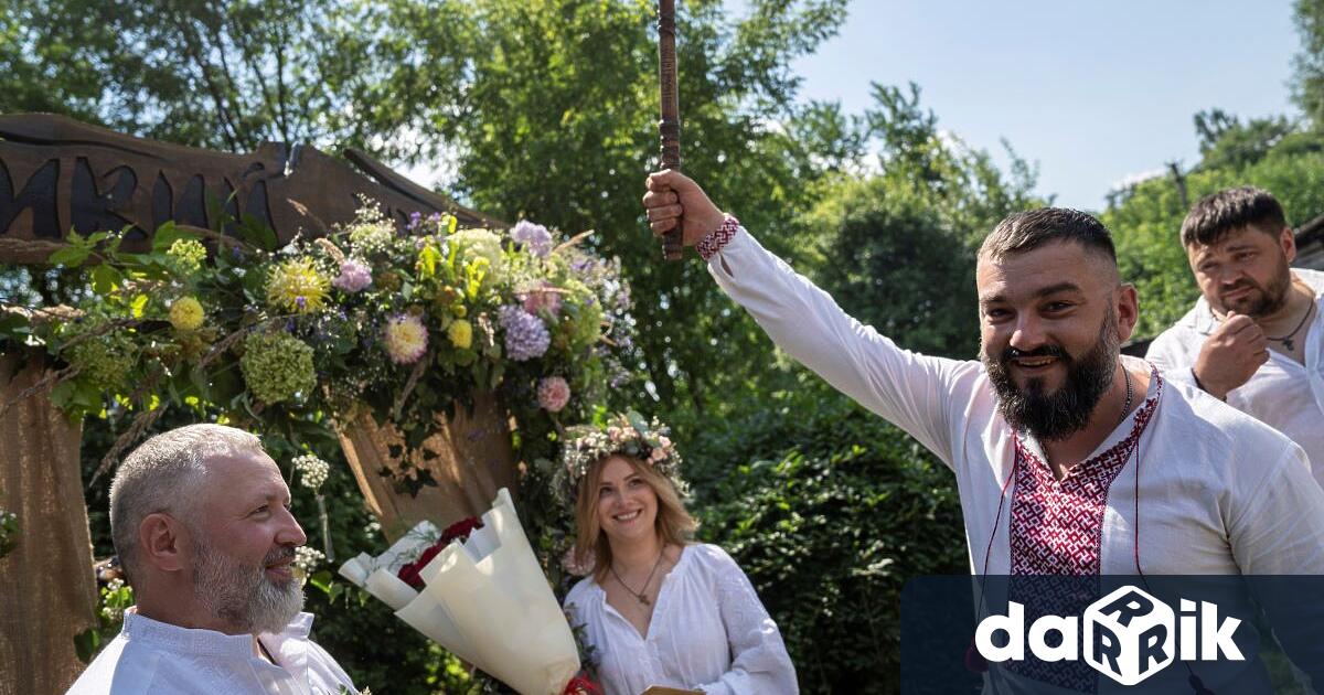 Украинска двойка доброволци от армията се венча а също организира
