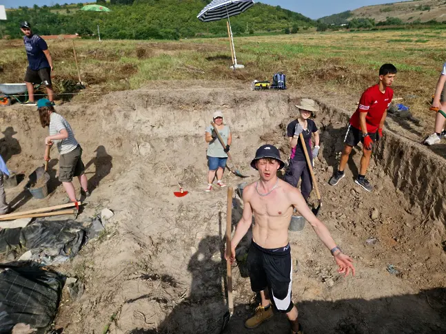 Шестима британски студенти по археология започнаха лятната си практика в русенско