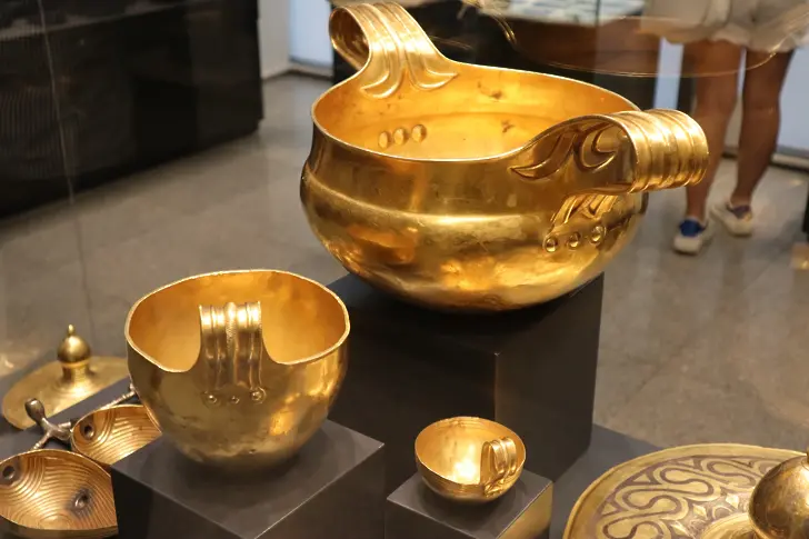 Тринадесетте златни съда от Вълчитрънското съкровище могат да се видят в Археологическия музей в Пловдив