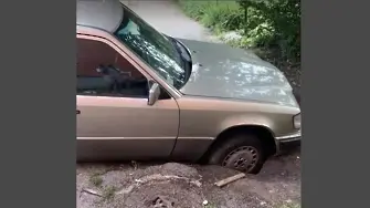 Кола пропадна в дупка на пътя в София (снимки)