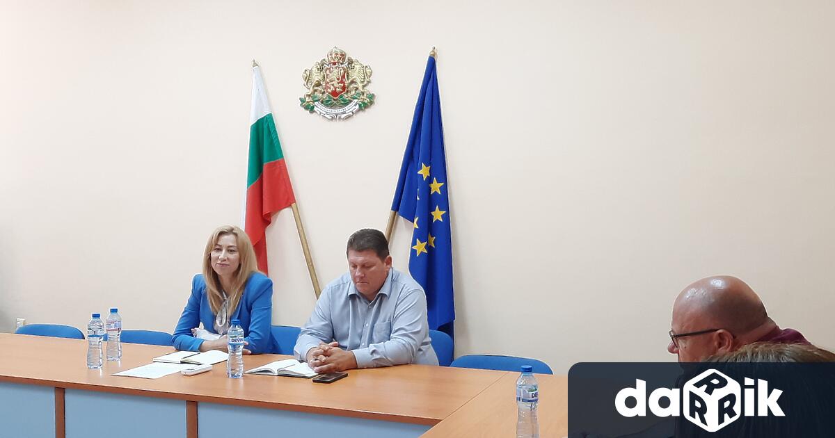 Областният управител Йорданка Костадинова заедно със заместник областният управител Живко