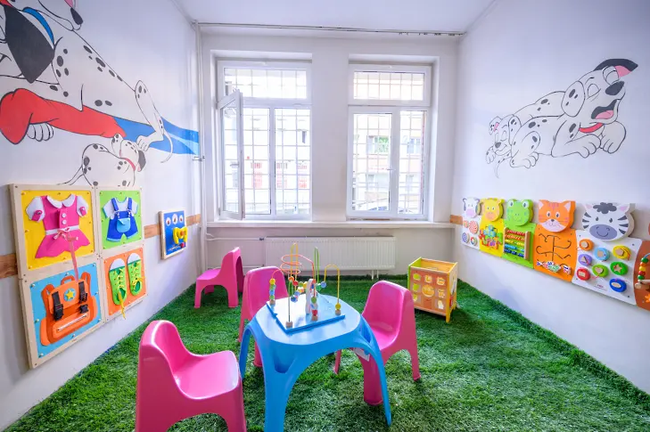 Община Кюстендил изгради  детски кътове с образователни игри  в  двете поликлиники