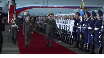 Посрещане с червен килим: Руска делегация пристигна в Северна Корея (видео)