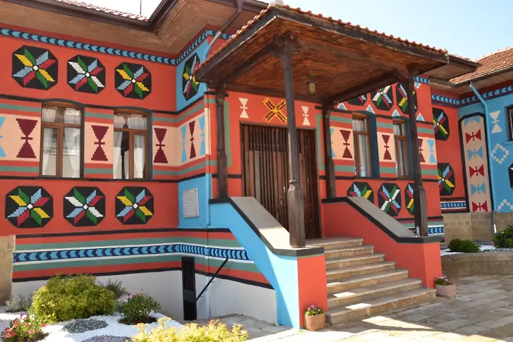 Представят котленски килими и български шевици върху фасади на сгради в Котел