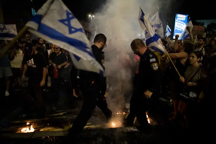 Хиляди на протест в Израел след приемането на спорна съдебна реформа (снимки)