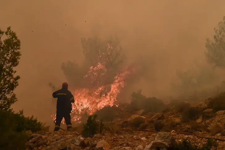 Пети ден продължава огненият ад на остров Родос (снимки)