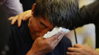 „Молех ги да ми позволят да идентифицирам детето си“: 11 души загинаха при срутване на покрив на зала в Китай 