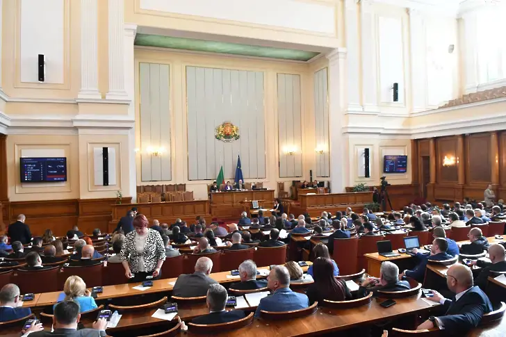Опозицията блокира работата в пленарната зала с процедури и предложения