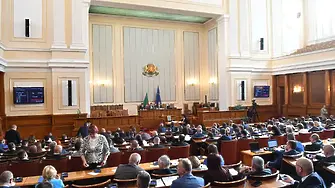 Опозицията блокира работата в пленарната зала с процедури и предложения